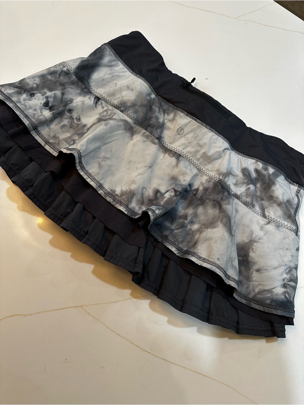Lululemon Run Resolution Skirt Ruffle Sz 10 Gray Coal Vapor Spray